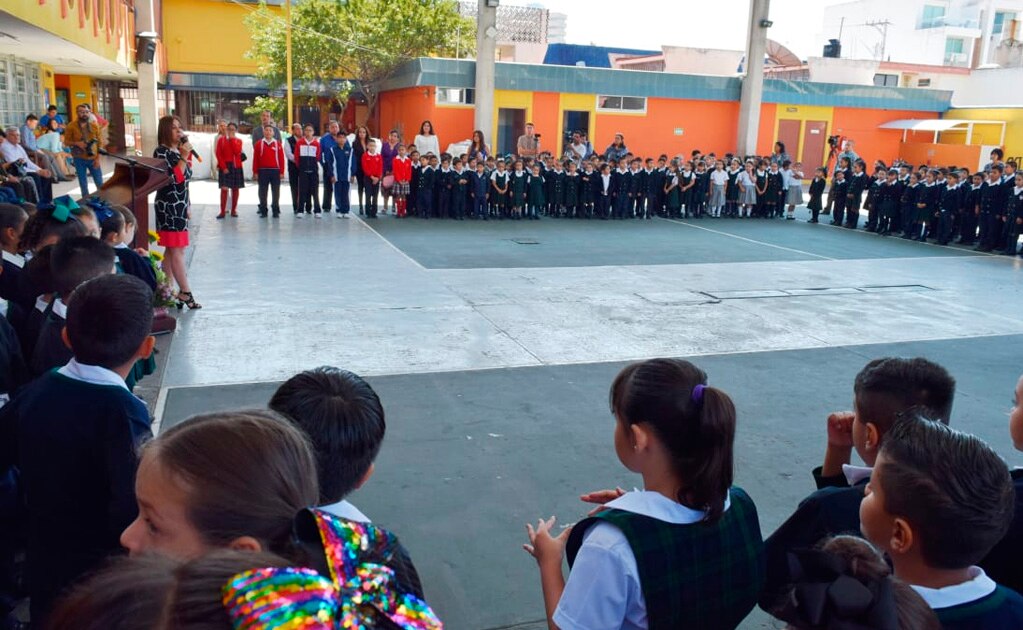 Entregan alumnos del SEER  material PET al DIF Estatal