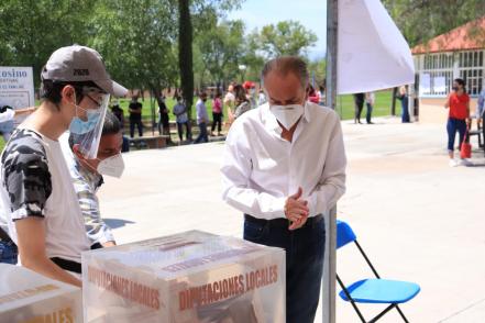 Carreras López vota en canchas de futbol del Instituto Potosino