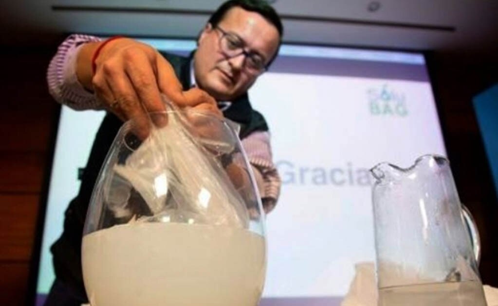 Presentan una bolsa que se disuelve en agua caliente