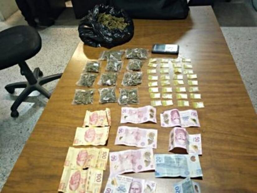 Detienen a dos hombres por posesión de drogas y corrupción de menores