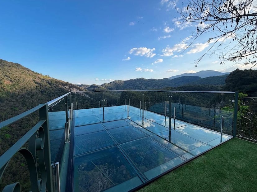 La imponente Huasteca potosina se puede apreciar desde el nuevo mirador de cristal de Xilitla. Foto: Especial