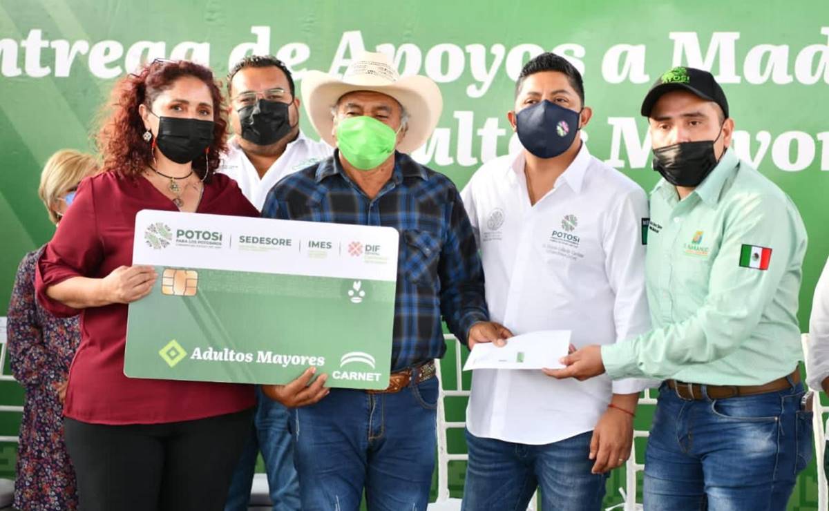 Entrega gobierno de SLP becas a madres solteras y adultos mayores de comunidades pobres de seis municipios