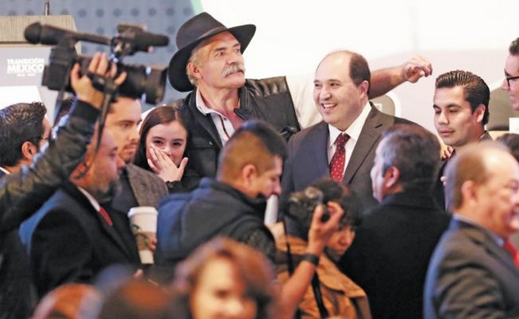 José Manuel Mireles, líder de las autodefensas michoacanas, llegó a la presentación del proyecto de seguridad con su clásico sombrero, y acompañado de paisanos vestidos con playeras negras que los distinguían. Foto: ALEJANDRA LEYVA. EL UNIVERSAL