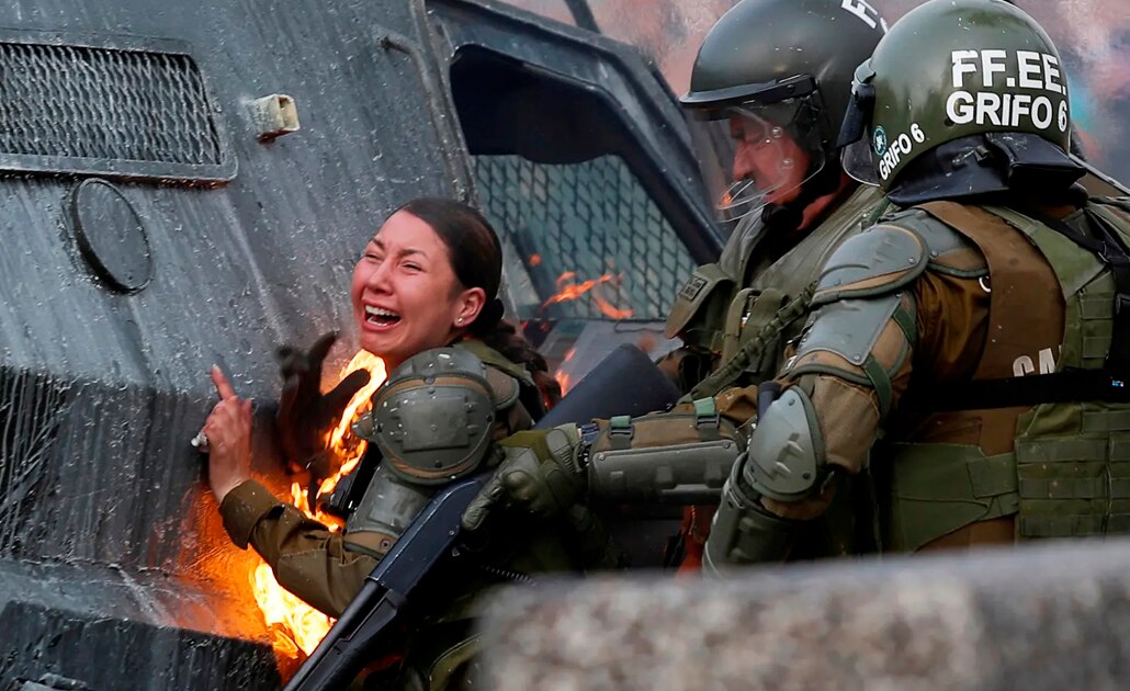 La historia detrás de la foto de una policía envuelta en llamas en protestas de Chile