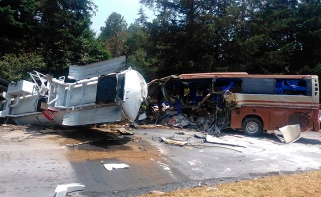 Accidente de pipa y autobús en Salvador Escalante, Michoacán (ESPECIAL)