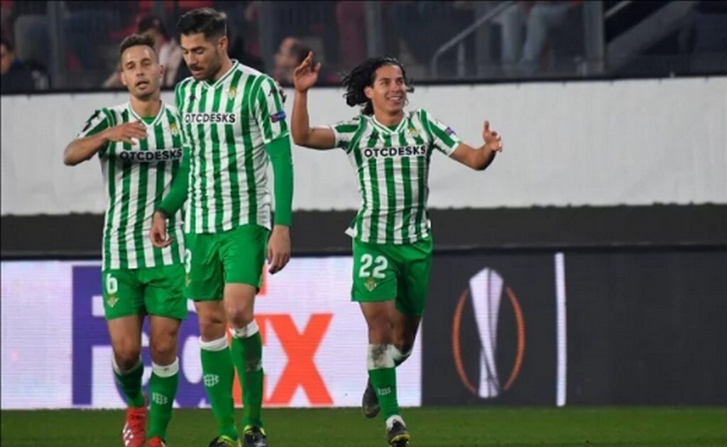 Diego Lainez celebrando su primera anotación con el Betis. FOTO/AFP