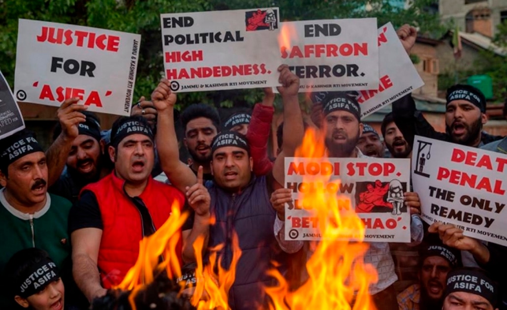 India sentencia a 3 hombres a cadena perpetua por violar y asesinar a niña musulmana