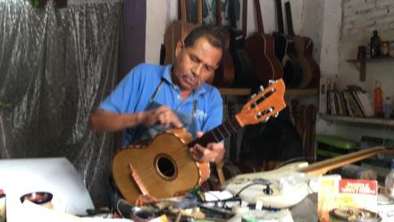 Roberto Cruz, el laudero que mantiene vivo el arte de reparar instrumentos musicales en SLP