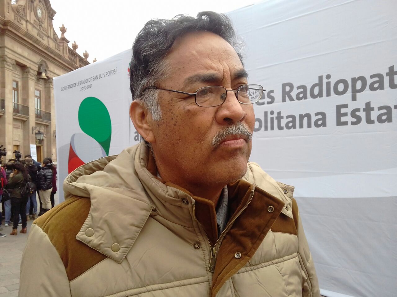 Maestros exigen resolver adeudo del gobierno