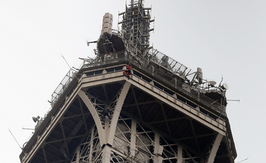 Cierran la Torre Eiffel por la presencia de un hombre escalando el monumento