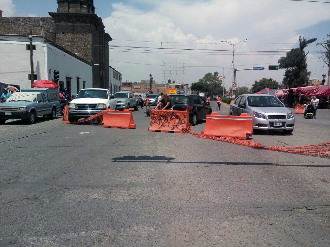 Comerciantes detienen arranque de obra en Himno Nacional