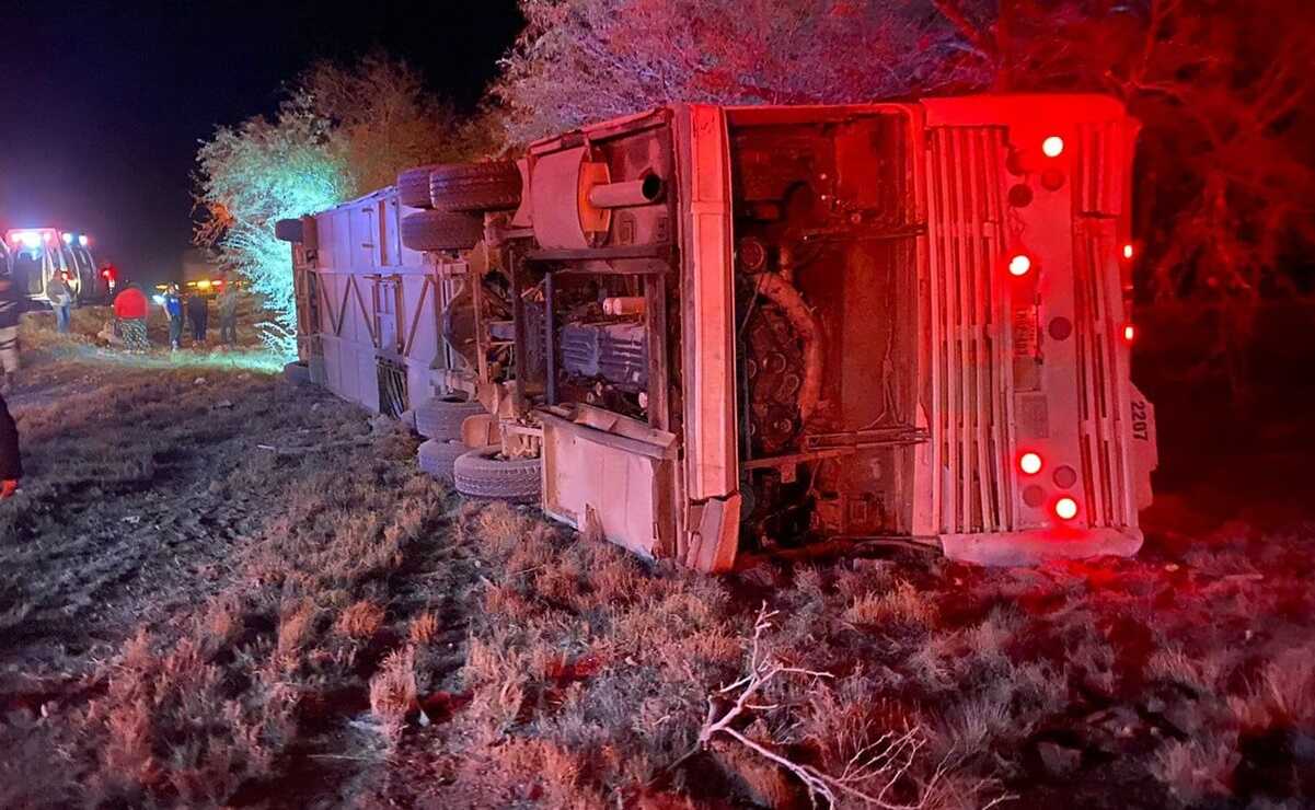 Volcadura de autobús deja al menos seis muertos en la carretera Matehuala-Saltillo. Foto: Especial