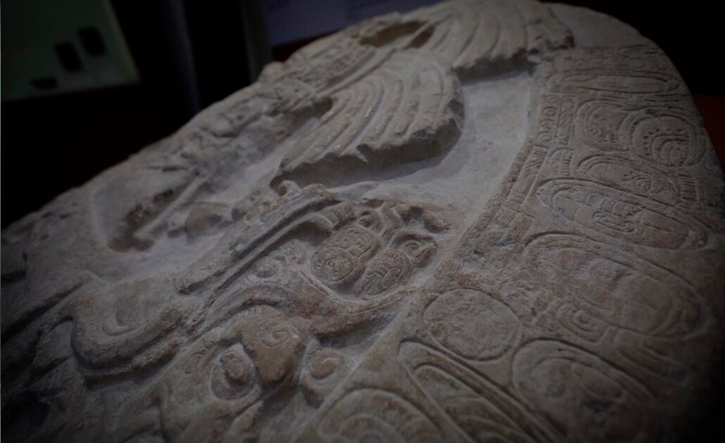 Descubren en Guatemala un altar tallado de la cultura maya