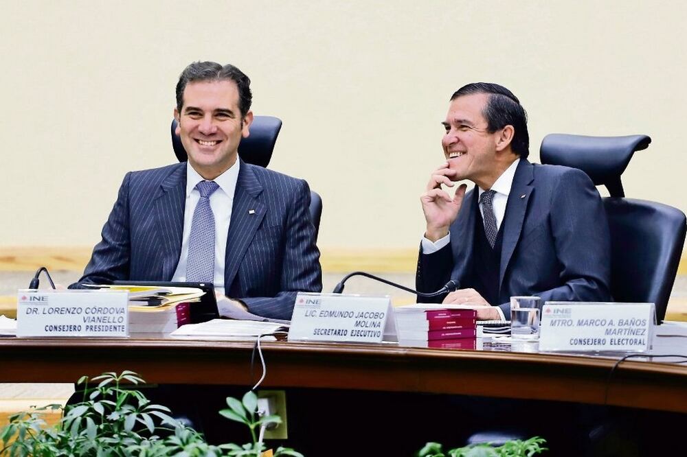 El consejero presidente del INE, Lorenzo Córdova Vianello, y el secretario ejecutivo del organismo electoral, Edmundo Jacobo Molina, en la sesión. Foto: BERENICE FREGOSO. EL UNIVERSAL