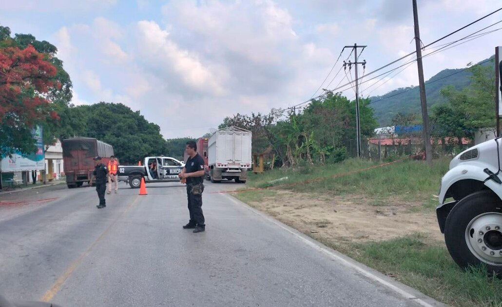 Continúan maniobras para sacar pipa de barranco en Matlapa