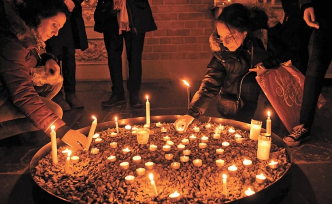 Asistentes a un memorial, en Estocolmo, para las víctimas del avión ucraniano, que derribó “por error” el gobierno iraní. JONATHAN NACKSTRAND. AFP