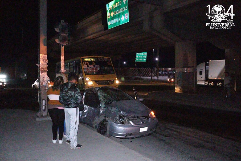 Choque en Periférico, una mujer lesionada 