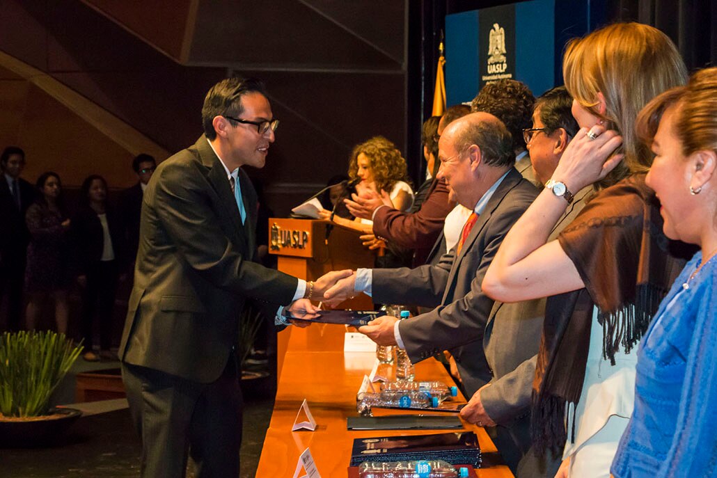 Egresan más de 300 alumnos de FCA UASLP