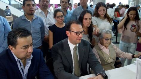 Xavier Nava se registró como candidato a la alcaldía