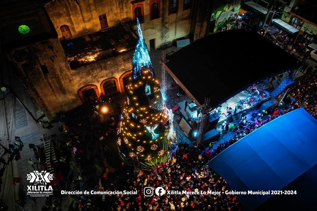 El centro del Pueblo Mágico luce iluminado