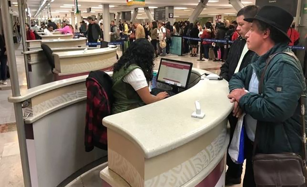 Dos exfuncionarios de Evo Morales llegan a México como asilados 