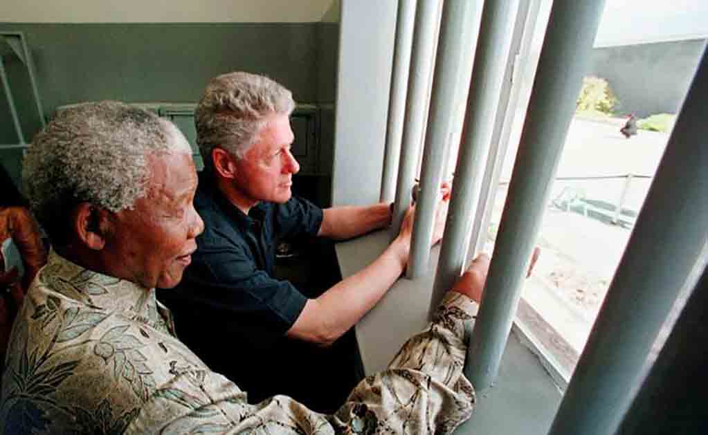 Subastan una noche en la celda de Nelson Mandela