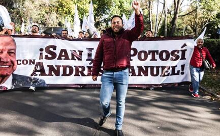 Como en fiesta, superdelegado de SLP bailó y comió en marcha en apoyo a AMLO 