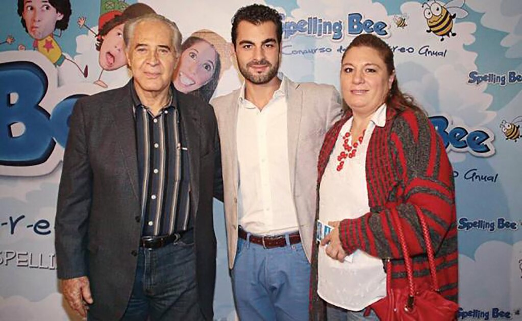 Rogelio Guerra con su hijo Carlo y su viuda, Maribel Robles FOTO: ARCHIVO