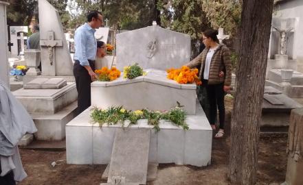 Xavier Nava visita la tumba de su abuelo