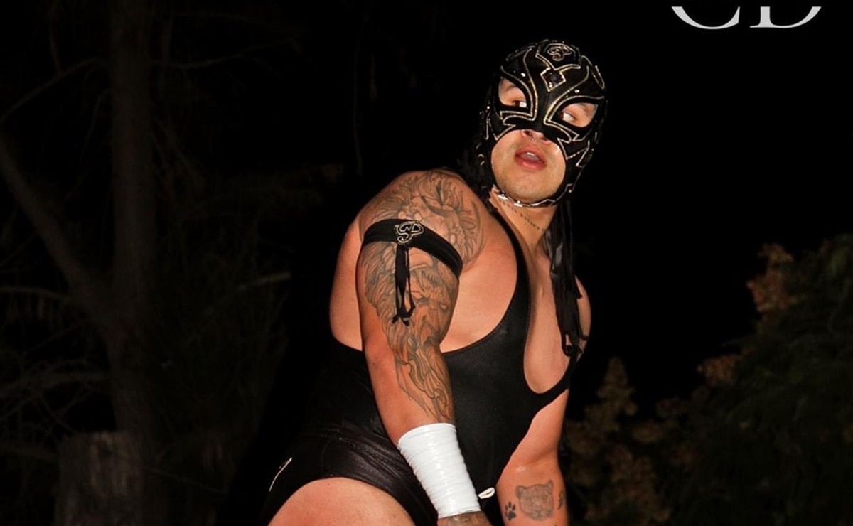 "Powerkid", un luchador que también da batalla en la enfermería para ayudar a la gente