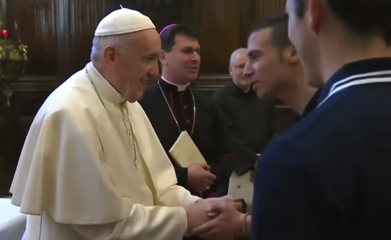  Papa Francisco "torea" a feligreses por evitar que le besen el "Anillo del Pescador"