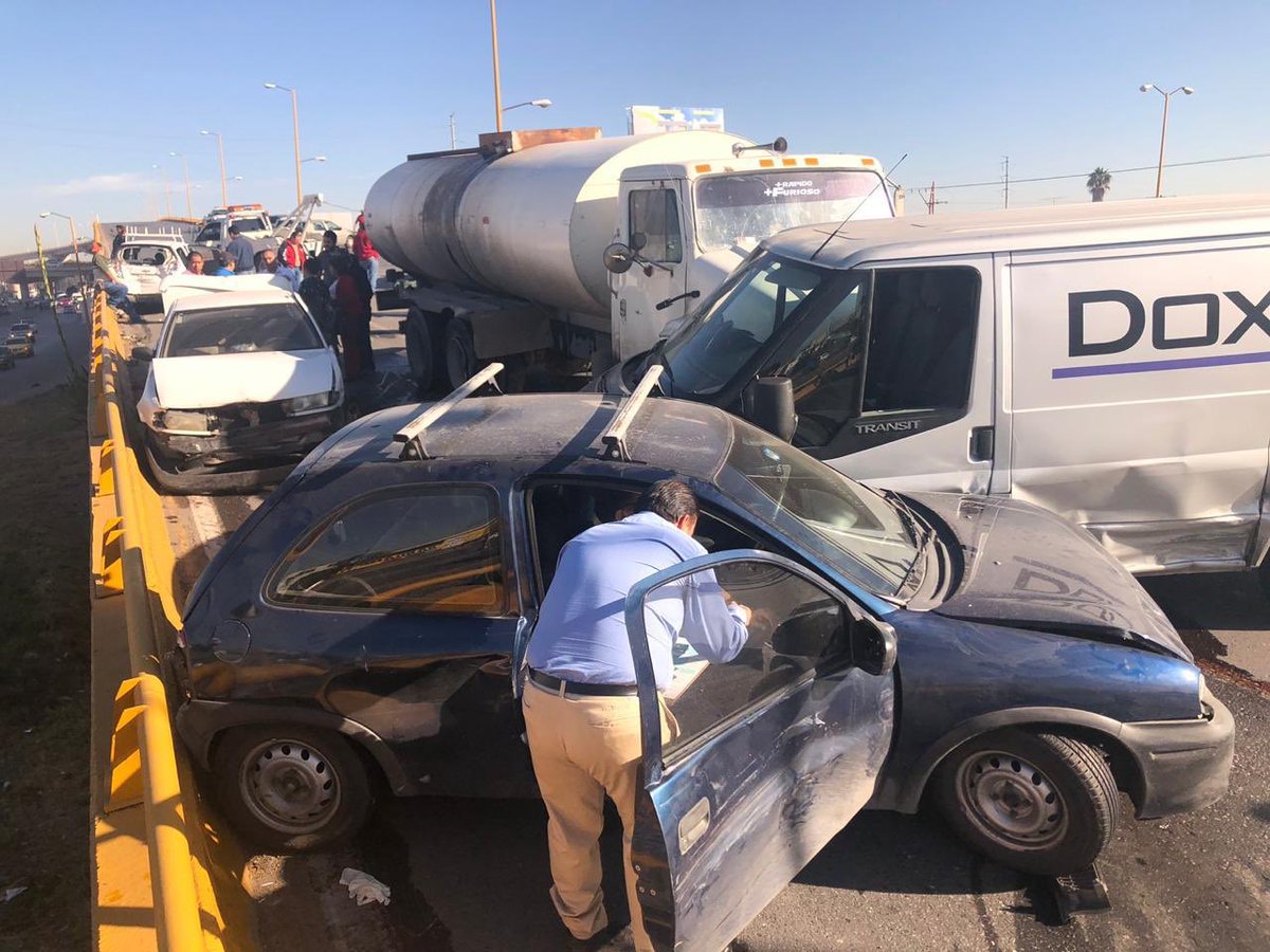 Pipa provoca accidente en puente de carretera Matehuala y Acceso Norte 