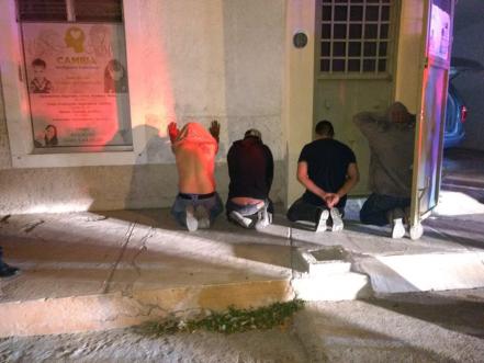 Desprenden cajero automático, son detenidos