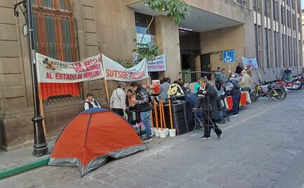 Trabajadores sindicalizados de SLP mantienen bloqueo frente a Conciliación y Arbitraje; exigen reconocimiento de lideresa