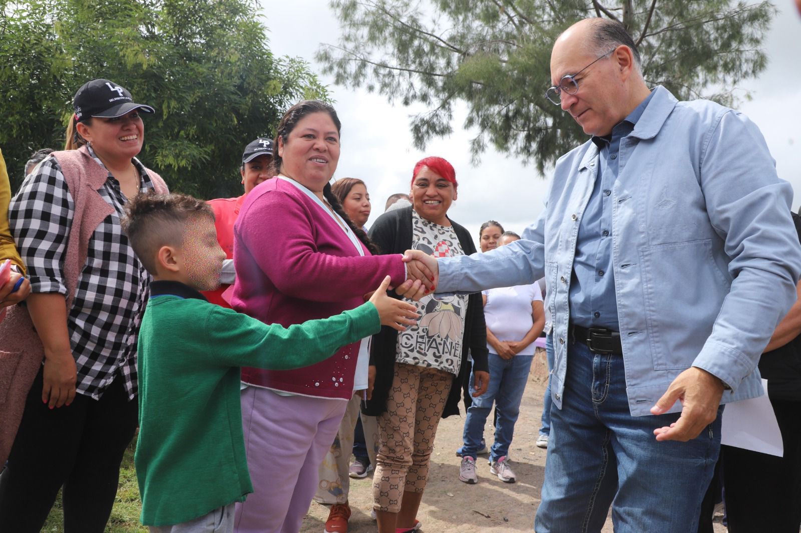 Alcalde la capital de SLP pone en marcha pavimentación en La Pila; es la obra número 18 en tres semanas 