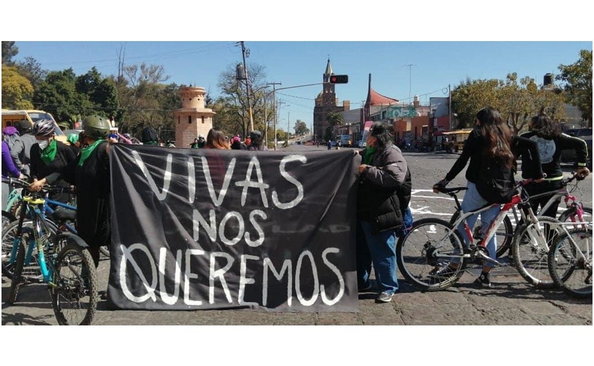 Mujeres ciclistas bloquean 2 avenidas en capital de SLP; exigen seguridad en trayectos