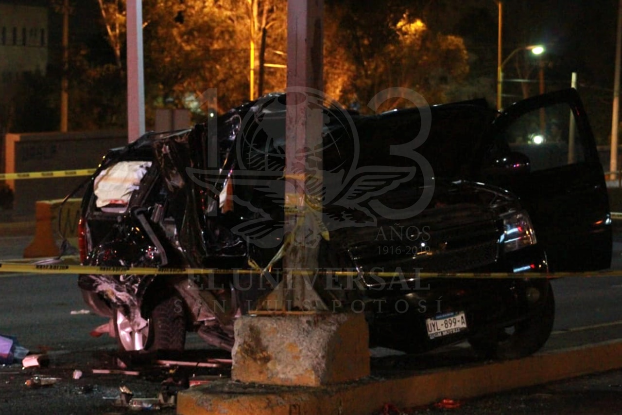 Mujer pierde la vida en fatal volcadura 