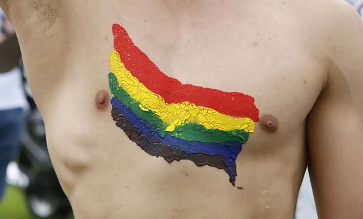 "Me volvía loco", dice hombre gay tras ser sometido a terapia de conversión