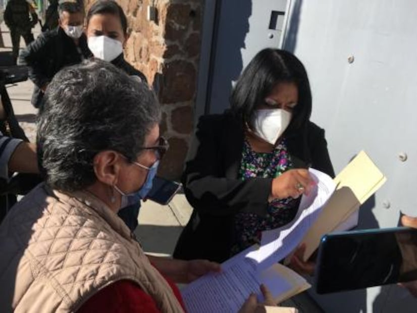 Madre de dentista asesinada en 2018 entrega petición de justicia a JMCL