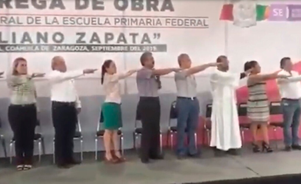 Maestro confunde Juramento a la Bandera y termina recitando el Padre Nuestro