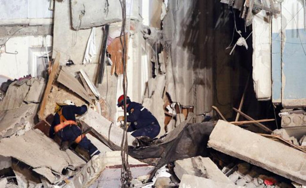 Encuentran vivo a bebé bajo escombros de edificio colapsado en Rusia