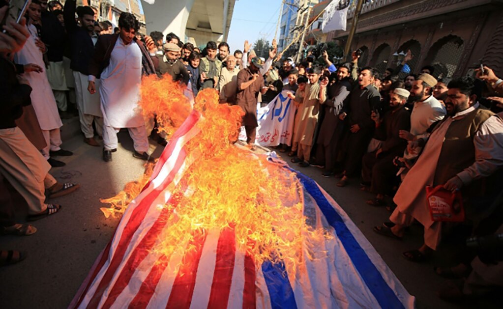 Decenas de miles de iraquíes protestan contra ataques de EU e Irán