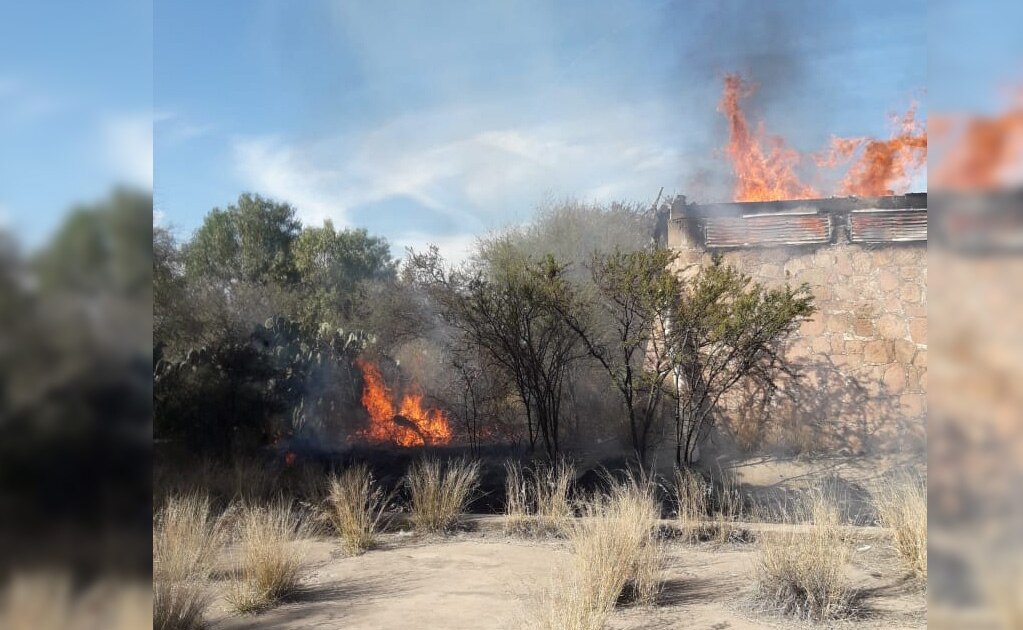 Fuego consume bodega de tarimas