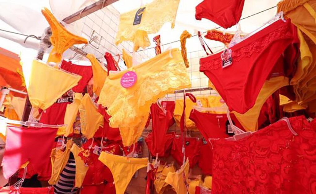 Crece demanda de ropa interior roja y amarilla para fin de año 