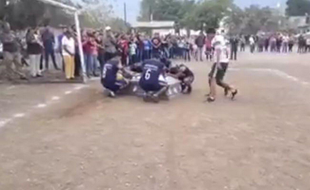 Mete gol incluso muerto; equipo de futbol da último adiós a compañero en la cancha