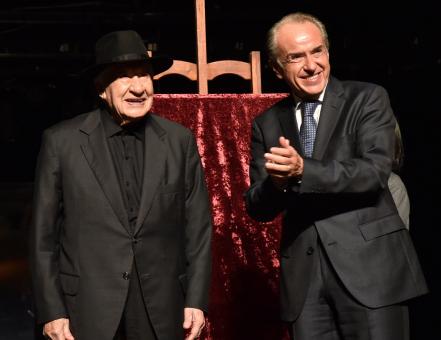 Entregan reconocimiento a Ignacio López Tarso en Teatro de la Paz