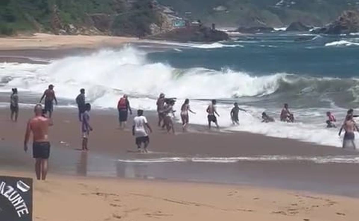 Se hunde embarcación con turistas en Mazunte, Costa de Oaxaca; una persona de SLP resultó herida