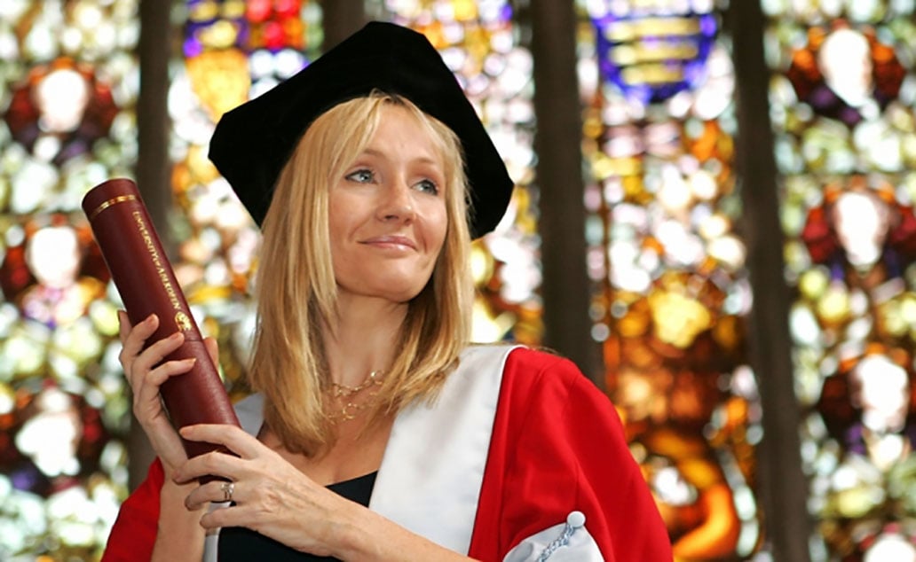 Apoya J.K. Rowling búsqueda de noveles escritoras