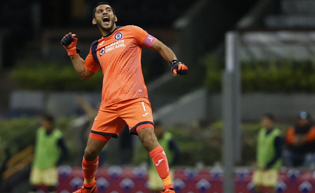 Renueva Jesús Corona un año con Cruz Azul