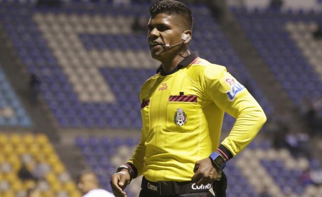 Activistas apoyan a árbitro discriminado